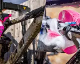 Schlammiges MTB wird mit pinkem Reiniger eingesprüht und dann mit einem Schwamm geschäumt. So wird das MTB reinigen zum Kinderspiel.