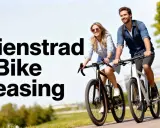 Glückliches Paar auf einem deutsches Dienstrad eBike Leasing-Ausflug.