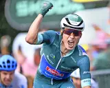Jasper Philipsen jubelt im Regen, die Faust geballt. Ein Triumph im Radsport, der ihm alles abverlangte.