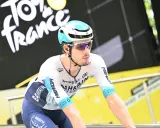 Radfahrer Phil Bauhaus im Bahrain Victor-Trikot, bereit für die Tour de France.