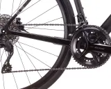 Nahaufnahme des Hinterrads und der Kurbelgarnitur eines schwarzen Fahrrads mit der besten Shimano Schaltung.