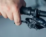 Hand betätigt den Bremshebel, um die hydraulische Scheibenbremse einzustellen.