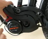 Hand schraubt am Giant SyncDrive Sport Motor. Mögliche Probleme mit dem E-Bike Antrieb.