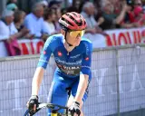 Radfahrer in blauer Teamkleidung mit gelber Brille, bereit für die Giro Etappe 16.