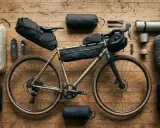 Ein Gravelbike mit Bikepacking-Taschen, Schlafsack, Isomatte und Kocher bereit für ein Abenteuer.