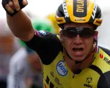 Dylan Groenewegen jubelt nach einem Sieg, sein Arm ist erhoben, sein Mund weit geöffnet.