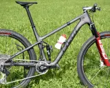 Ein graues Mountainbike mit roten Akzenten auf der Gabel und einer Trinkflasche. Die Reifen tragen die Aufschrift "Phantom Proven". Ein tolles Rad für die letzten Bikes der Saison.