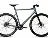 Graues Desiknio X20 E-Bike mit Pinion Getriebe und Riemenantrieb, bereit für den Test.
