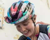 Lachende Antonia Niedermaier mit buntem Helm und Brille, bereit für das nächste Rennen.