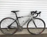 Silbernes Rennrad DYNAMICS RSL COMP mit schwarzen Akzenten, bereit für die nächste Fahrt.