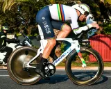 Filippo Ganna im Zeitfahr-Trikot mit Regenbogenstreifen auf seinem Pinarello-Rad, bereit für Höchstleistungen.