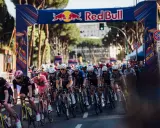 Radfahrer kämpfen um die Spitze der Giro d'Italia Gesamtwertung unter dem Red Bull Bogen.