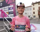 Radfahrer des Teams Red Bull Bora Hansgrohe hält einen Muffin mit Kerze.