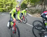 Jonas Rutsch zeigt Zunge auf dem Rennrad, während er auf einer kurvigen Bergstraße fährt.