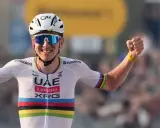 Jubelnder Radfahrer im UAE-Trikot, die Arme erhoben. Sein Erfolg spiegelt sich im hohen Pogacar Gehalt wider.