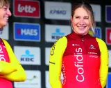 Clara Koppenburg strahlt im Cofidis-Trikot. Sie ist eine erfolgreiche Radsportlerin.