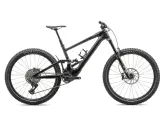 Schwarzes, leichtes EMTB mit Vollfederung, bereit für den Test.