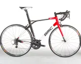 BMC Roadracer SL01 Rennrad in Rot und Weiß, bereit für die nächste Ausfahrt.