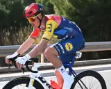 Mads Pedersen im Lidl-Trikot auf seinem Trek-Rennrad, konzentriert auf der Straße.