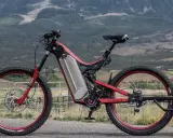 Ein rotes E-Bike mit großem Akku, bereit für Abenteuer. Mit einer Reichweite von 500 km ist es ideal für lange Touren.