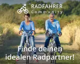 Ein älteres Paar radelt glücklich auf einem Feldweg. Die "Radfahrer Community" lädt ein, den idealen Radpartner zu finden.