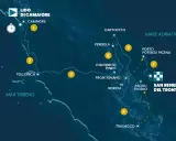 Karte der Tirreno Adriatico Radrundfahrt mit Etappenorten wie Lido di Camaiore, Follonica, Ascoli Piceno und San Benedetto del Tronto.