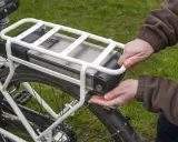 Hände lösen den Akku eines E-Bikes. Korrektes e bike akku entsorgen ist wichtig für die Umwelt.
