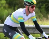 Radfahrer Harry Sweeny im australischen Trikot, mit Sonnenbrille und Helm, konzentriert sich auf die Strecke.