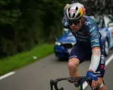 Van Aert kämpft sich auf seinem Rad durch die Landschaft, die Bandagen an seinem Arm zeugen von seinem Kampfgeist.