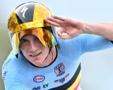 Rad-WM: Ein Radfahrer im belgischen Trikot salutiert, bereit für den Zeitplan.