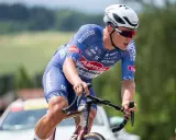 Maurice Ballerstedt im blauen Radtrikot, konzentriert auf dem Rennrad, mit Canyon-Helm und Brille.