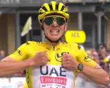 Jubelnder Radfahrer im Gelben Trikot, bereit für die Tour de France 2026.