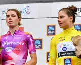 Lotte Kopecky auf dem Podium, sie trägt ein pink-violettes Trikot. Neben ihr eine Fahrerin im gelben Trikot.