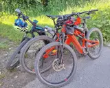 Zwei E-Bikes stehen bereit für den Jakobsweg. Ein gelber Helm hängt am Lenker des vorderen Fahrrads.