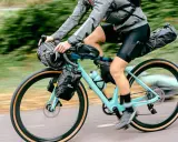 Person auf einem voll beladenen Rennrad für Rennradtouren Deutschland, bereit für das nächste Abenteuer.