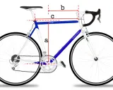 Blau-weiße Rennrad-Rahmengröße mit Maßen a, b, c. Der **stack reach** ist hier visuell dargestellt.