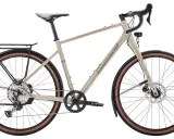 Beiges Diamant Nhomatest Gravelbike mit Gepäckträger und Schutzblechen, bereit für jedes Abenteuer.