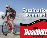 Faszination Rennrad: Ein Radfahrer genießt die Aussicht, während der RoadBIKE Podcast zum Hören einlädt.