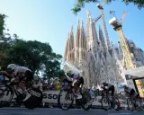 Radfahrer im Zeitfahren vor der Sagrada Familia. Der Tour de France Start in Barcelona ist ein Spektakel.