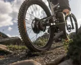 Detailaufnahme eines Mountainbikes mit 3x3 Schaltung auf steinigem Trail. Der breite Reifen meistert das Gelände.