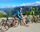 Radfahrer auf der Nizza Route genießen die Aussicht auf die Berge.