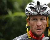 Lance Armstrong, Radsportlegende, dessen Karriere durch Doping überschattet wurde, trägt einen Helm.