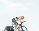 Luke Plapp in voller Fahrt auf seinem Zeitfahrrad, die aerodynamische Haltung perfektioniert.