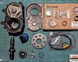 Teile für Brose Motor Probleme: Getriebegehäuse, Ritzel, Lager und Zahnriemen.