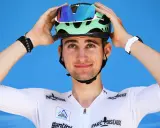 Romain Bardet richtet seinen Helm, bereit für das Rennen.