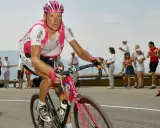 Jan Ullrich auf Mallorca, im T-Mobile-Trikot, kämpft sich bergauf. Zuschauer feuern ihn an.