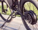 Nahaufnahme des Hinterrads eines E-Bikes mit integriertem e bike hinterradmotor und Scheibenbremse.