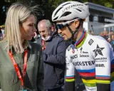 Marion Rousse spricht mit einem Radfahrer im Weltmeistertrikot.