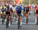 Radfahrer Fabio Jakobsen im blauen Trikot kämpft sich im Sprint durch das Peloton.