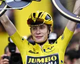 Jonas Vingegaard im Gelben Trikot, mit seinem Rad über dem Kopf. Sein Gehalt ist wohl hoch, bei diesem Erfolg!